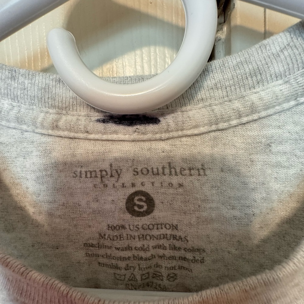 Simply Southern Gray T-Shirt happy everything holiday - Picture 4 of 4